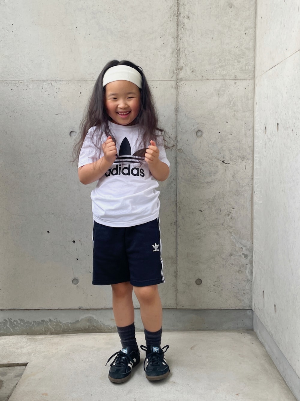 ブラック系のジャージ、ブラック系のシューズを着用したキッズの春コーディネートの4枚目の写真