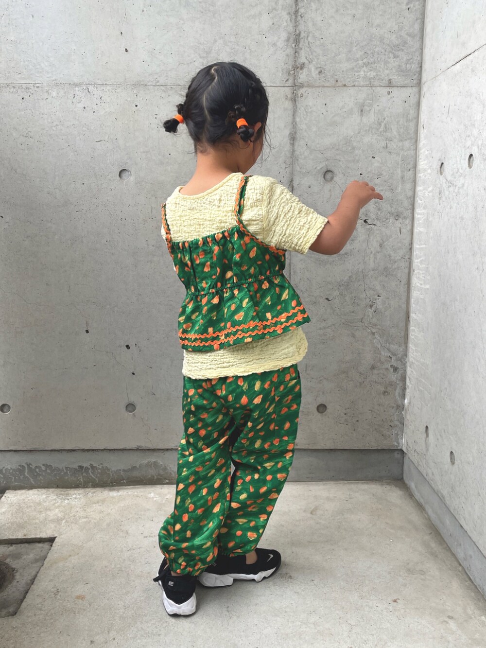 グリーン系のキャミソール、グリーン系のその他パンツ、ベージュ系のTシャツ/カットソーを着用したキッズの春コーディネートの3枚目の写真