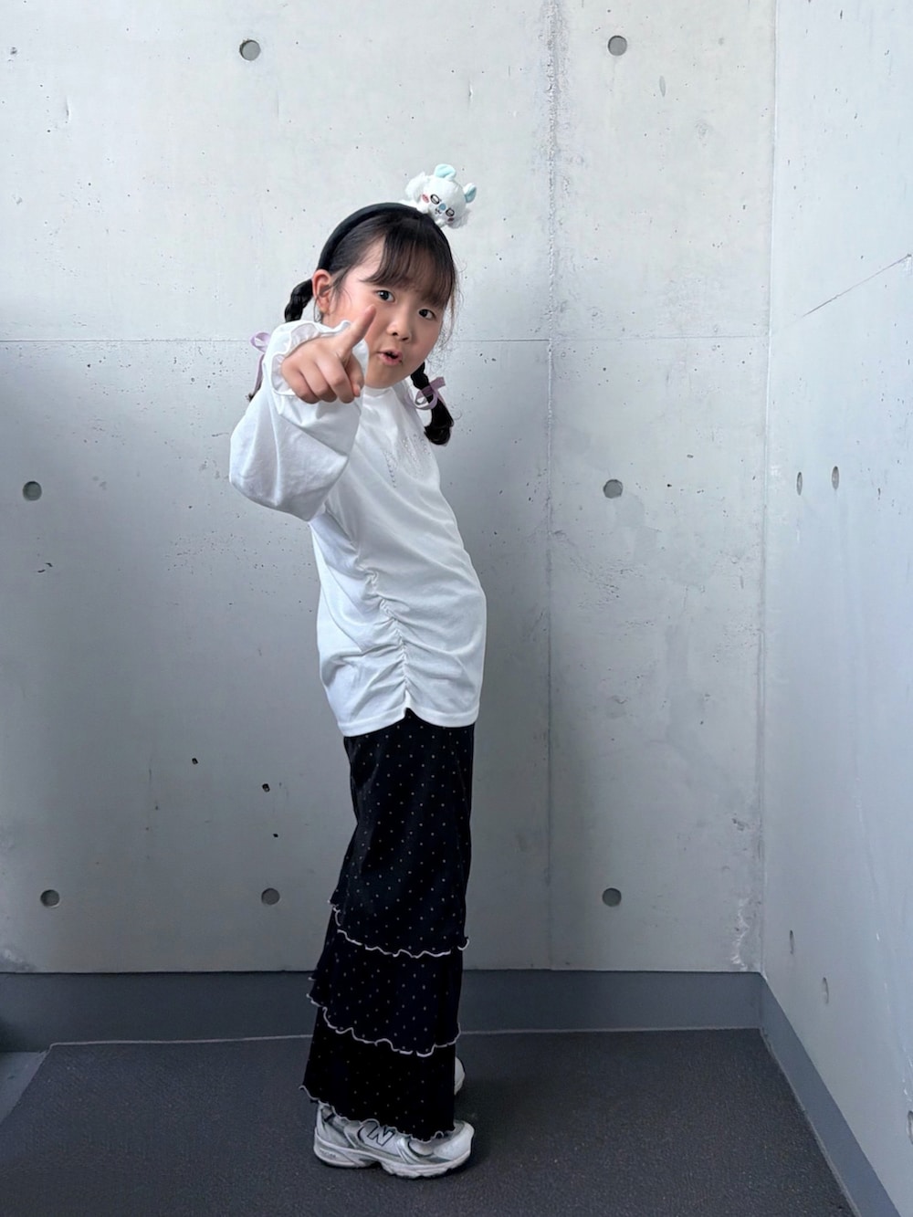ホワイト系のスニーカー、ブラック系のその他パンツ、ホワイト系のTシャツ/カットソーを着用したキッズの秋コーディネートの2枚目の写真