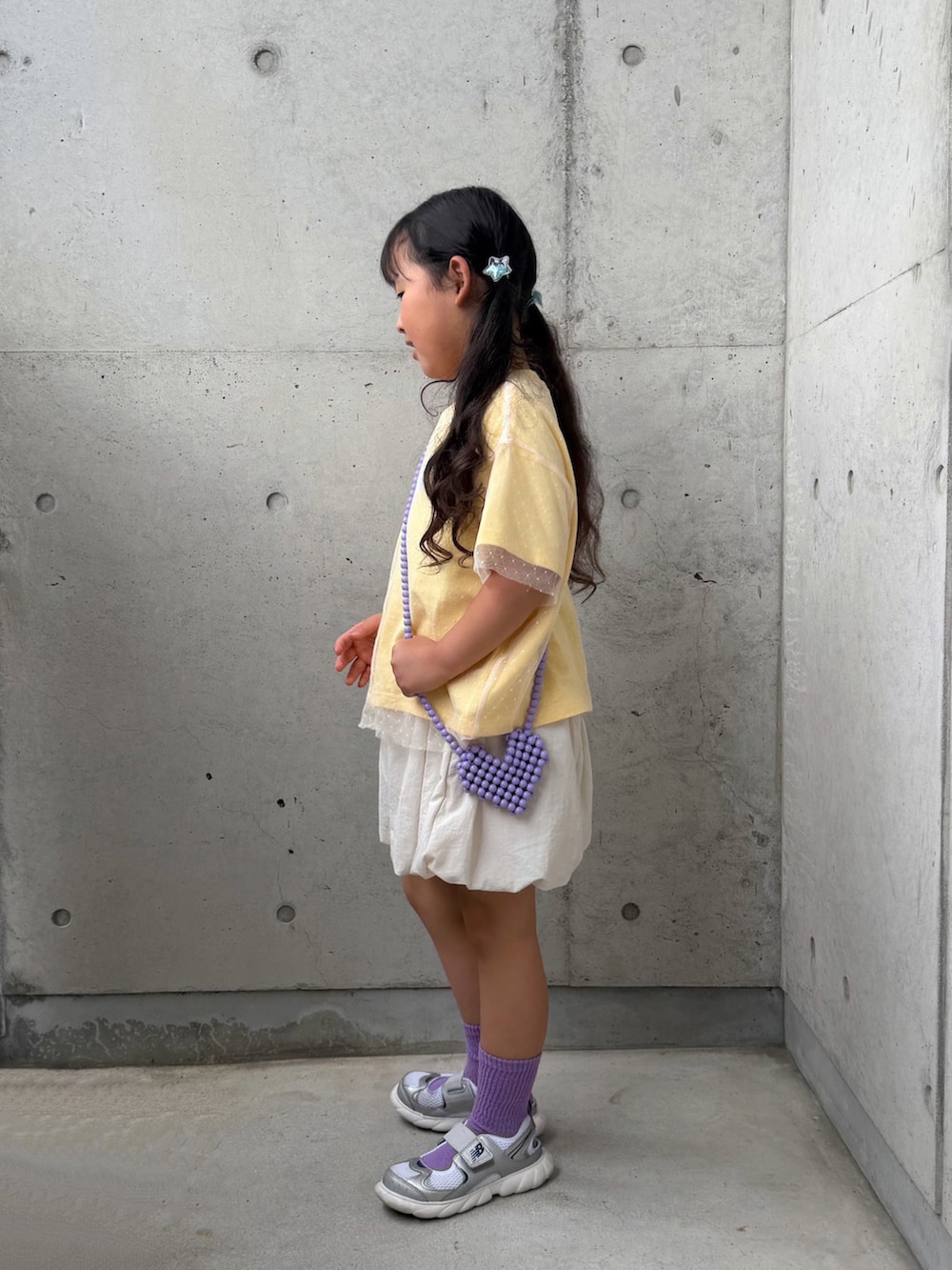 イエロー系のTシャツ/カットソー、ホワイト系のその他パンツ、シルバー系のスニーカーを着用したキッズの春コーディネートの2枚目の写真