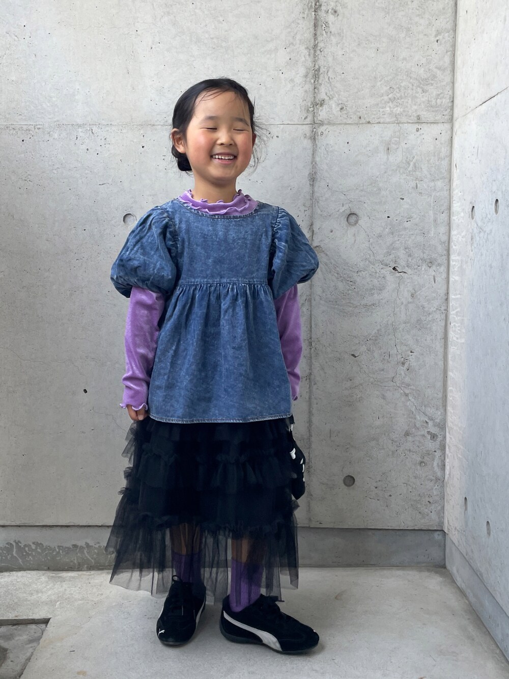 ブラック系のスニーカー、ブラック系のスカート、パープル系のTシャツ/カットソーを着用したキッズの春コーディネートの5枚目の写真