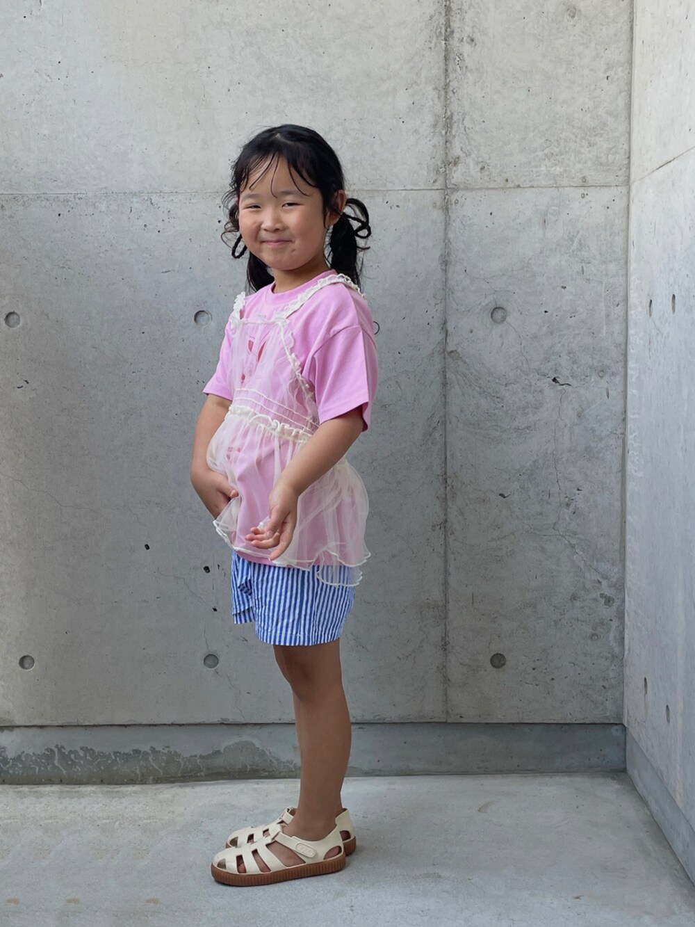 ピンク系のTシャツ/カットソー、ホワイト系のサンダル、ブルー系のその他パンツを着用したキッズの夏コーディネートの3枚目の写真
