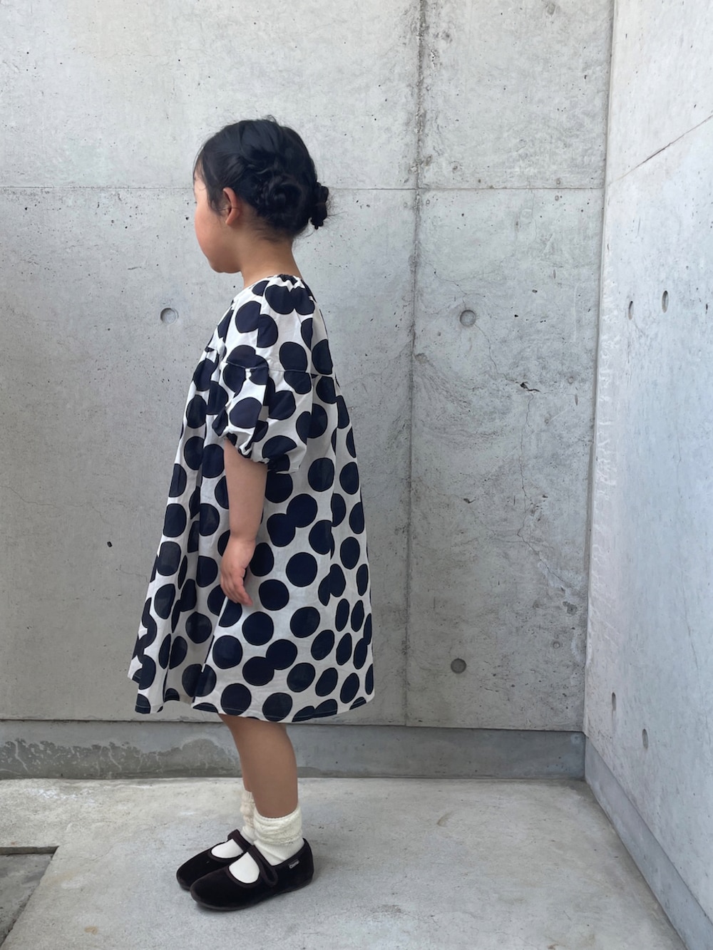 「ワンピース、パフスリーブ、キッズコーデ、キッズファッション、女の子、ドット柄、バレエシューズ、夏コーデ、お出かけコーデ、プチプラ、PR、こどもの森eshop」｜「CientaのCienta ベロアストラップシューズ(KIDS)（バレエシューズ、ブラウン系）」を使った、ioooさん（キッズ・110cm）の春コーディネートの2枚目の写真