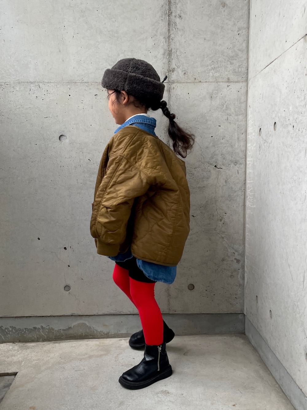 ホワイト系のトップス、ブラウン系のダウンジャケット/コート、ブルー系のシャツ/ブラウスを着用したキッズの冬コーディネートの5枚目の写真