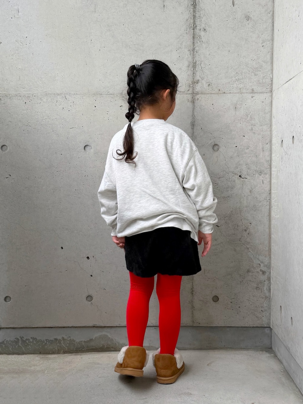 ブラウン系のブーツ、グレー系のスウェット、ブラック系のその他パンツを着用したキッズの秋コーディネートの4枚目の写真