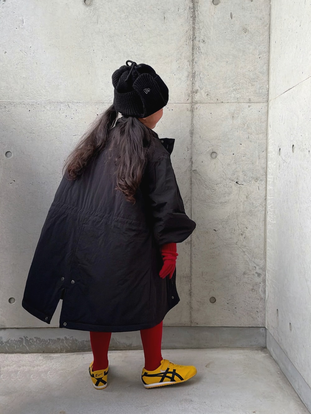 ブラック系のTシャツ/カットソー、ブラック系のミリタリージャケット、ブラック系のその他パンツを着用したキッズの冬コーディネートの4枚目の写真