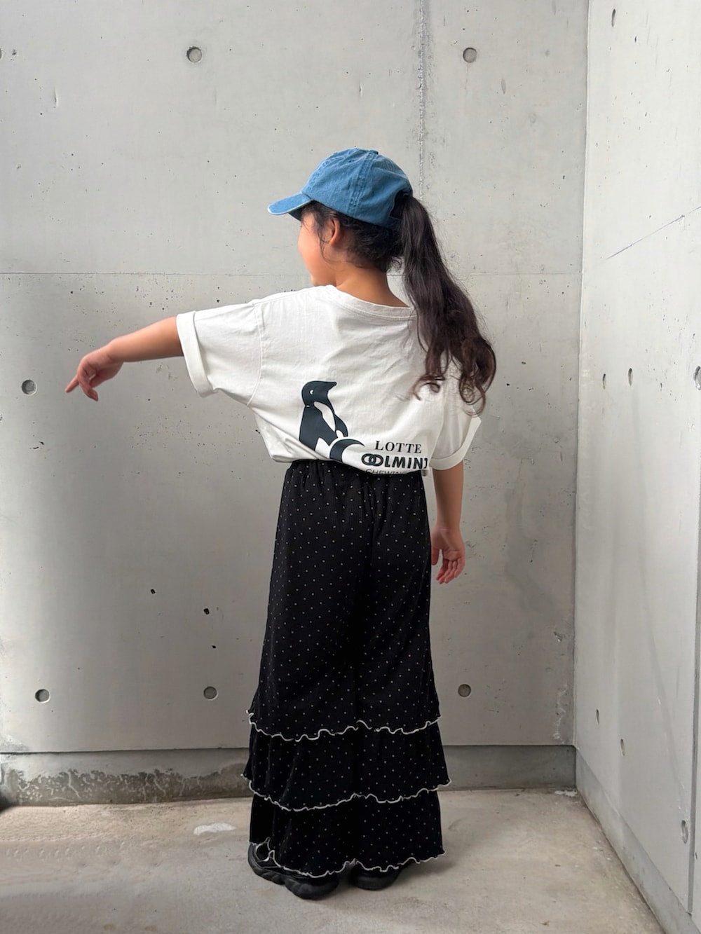 ホワイト系のTシャツ/カットソー、ブラック系のその他パンツ、ブラック系のサンダルを着用したキッズの夏コーディネートの2枚目の写真