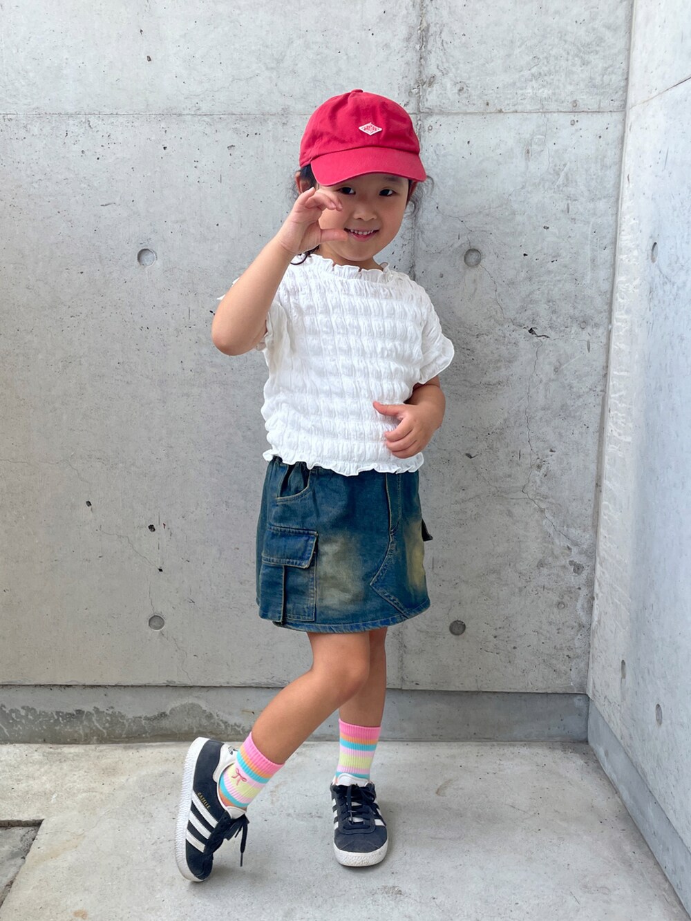 ホワイト系のシャツ/ブラウス、ブルー系のスカート、ブラック系のスニーカーを着用したキッズの夏コーディネートの2枚目の写真