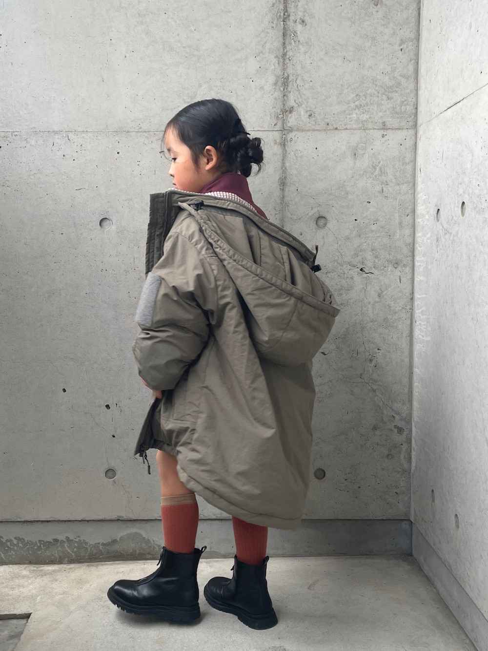 イエロー系のその他パンツ、レッド系のスウェット、グリーン系のブルゾンを着用したキッズの冬コーディネートの3枚目の写真