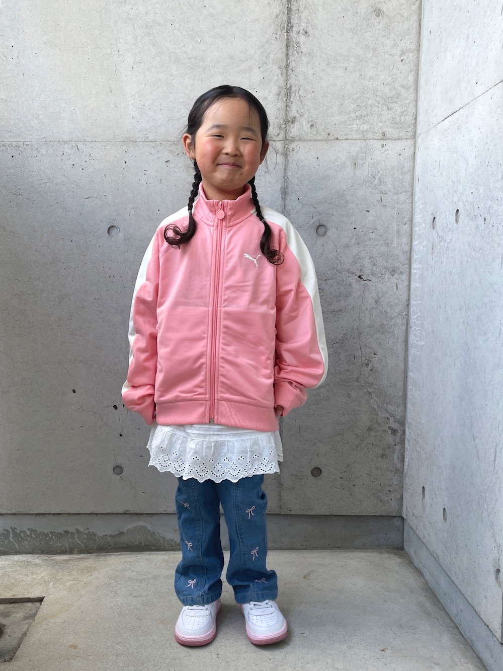 ピンク系のジャージ、ホワイト系のパンツ、ブルー系のパンツを着用したキッズの春コーディネートの5枚目の写真