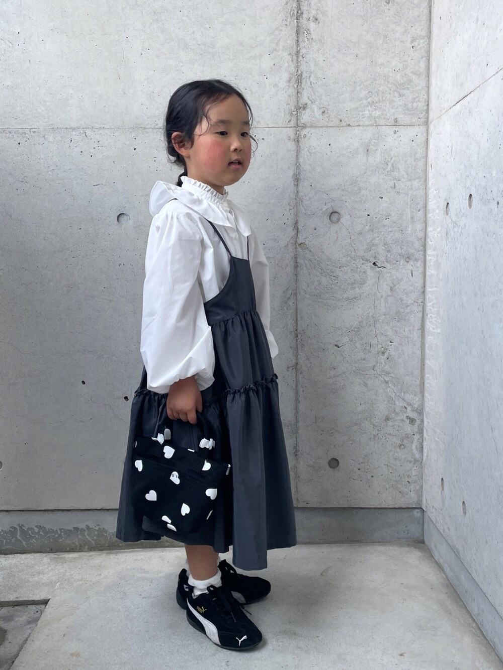 ホワイト系のシャツ/ブラウス、グレー系のワンピース、ブラック系のスニーカーを着用したキッズの春コーディネートの5枚目の写真