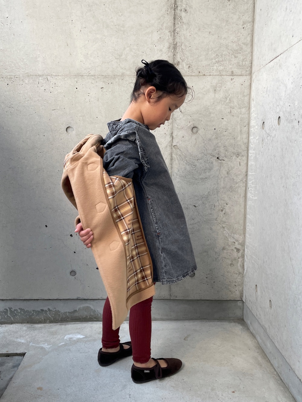 ブラウン系のショルダーバッグ、ブラウン系のバレエシューズ、ベージュ系のダッフルコートを着用したキッズの秋コーディネートの2枚目の写真