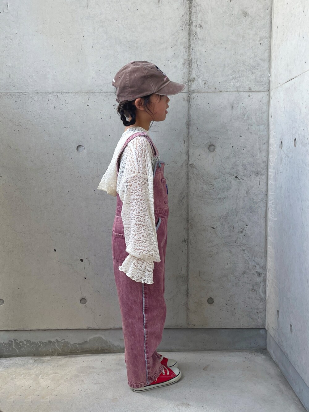 ホワイト系のTシャツ/カットソー、レッド系のスニーカー、レッド系のサロペット/オーバーオールを着用したキッズの秋コーディネートの2枚目の写真