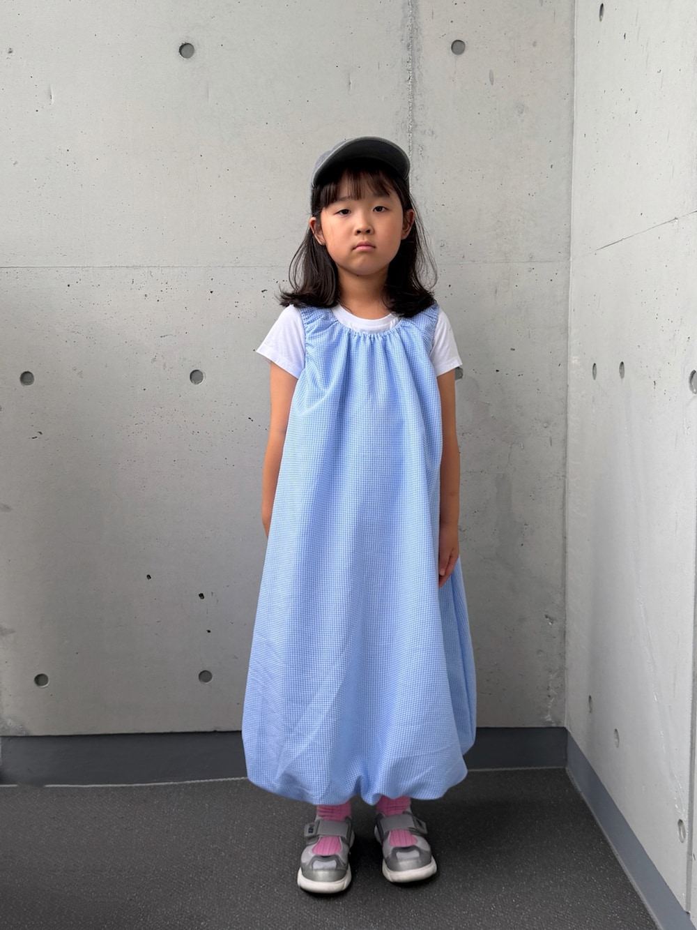 ブルー系のワンピース、シルバー系のスニーカー、ピンク系のソックス/靴下を着用したキッズの秋コーディネートの5枚目の写真