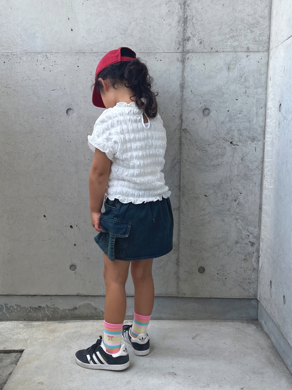 ホワイト系のシャツ/ブラウス、ブルー系のスカート、ブラック系のスニーカーを着用したキッズの夏コーディネートの3枚目の写真