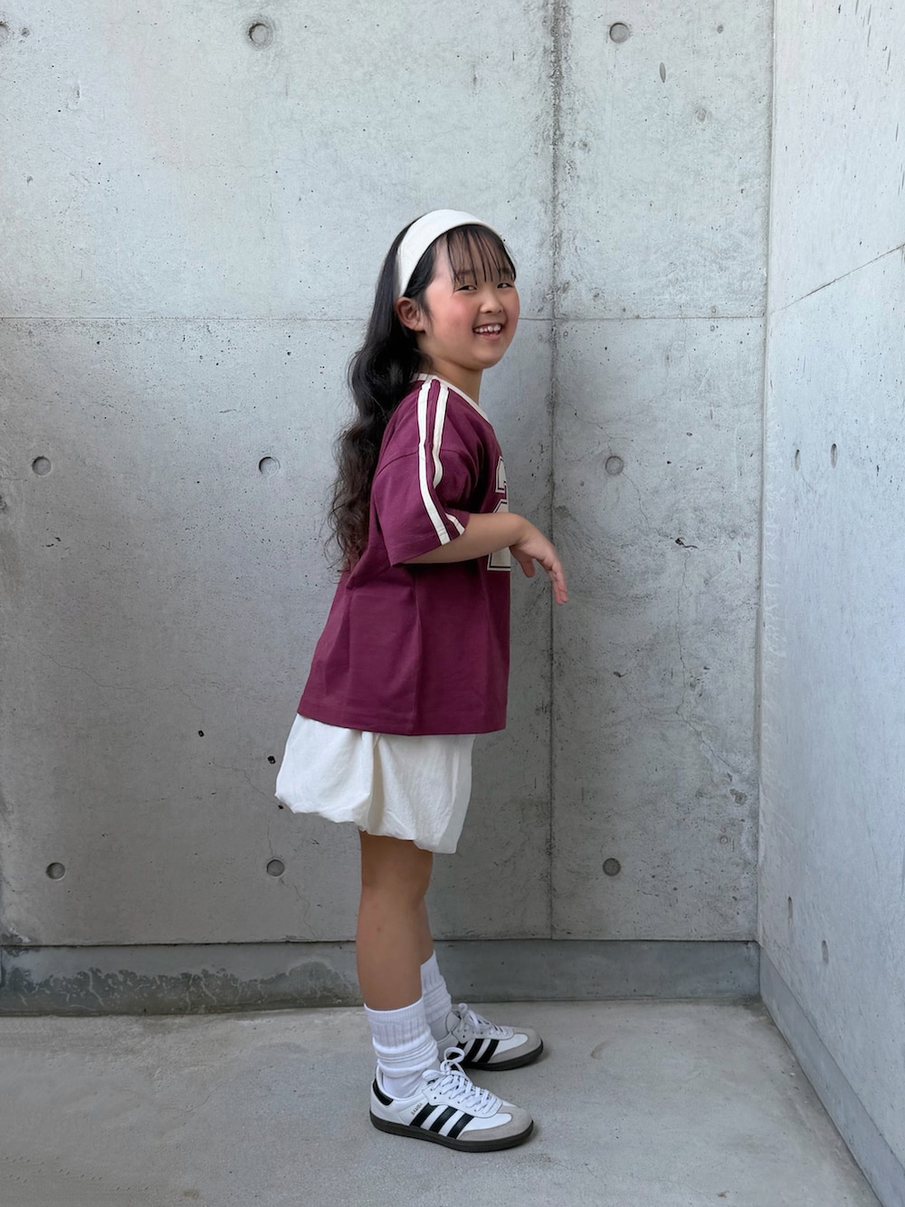 レッド系のTシャツ/カットソー、ホワイト系のその他パンツ、ホワイト系のスニーカーを着用したキッズの春コーディネートの4枚目の写真