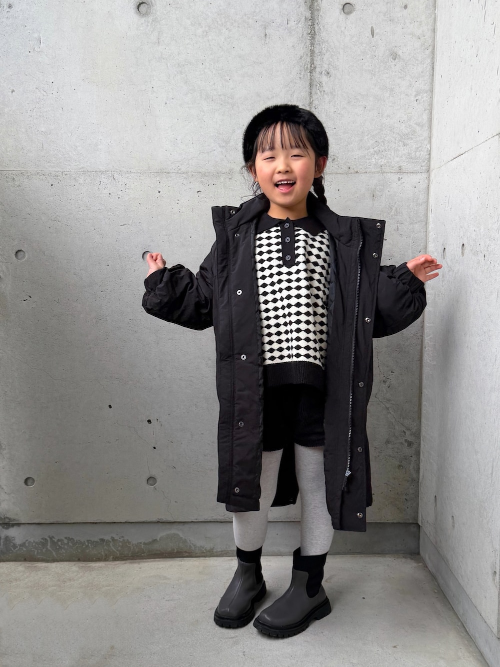 ブラック系のミリタリージャケット、ブラック系のその他パンツ、グレー系のブーツを着用したキッズの冬コーディネートの4枚目の写真