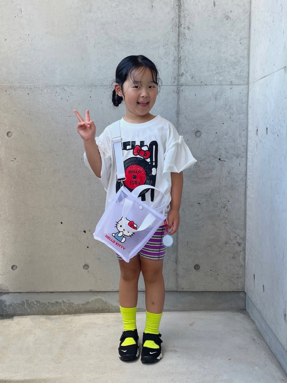 パープル系のその他パンツ、ブラック系のスニーカー、ホワイト系のTシャツ/カットソーを着用したキッズの夏コーディネートの4枚目の写真