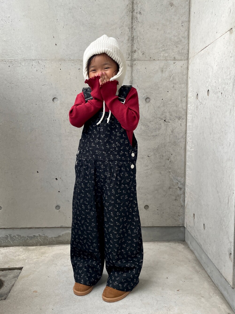 ブラウン系のブーツ、ブラック系のオールインワン・サロペット、ホワイト系のTシャツ/カットソーを着用したキッズの秋コーディネートの5枚目の写真