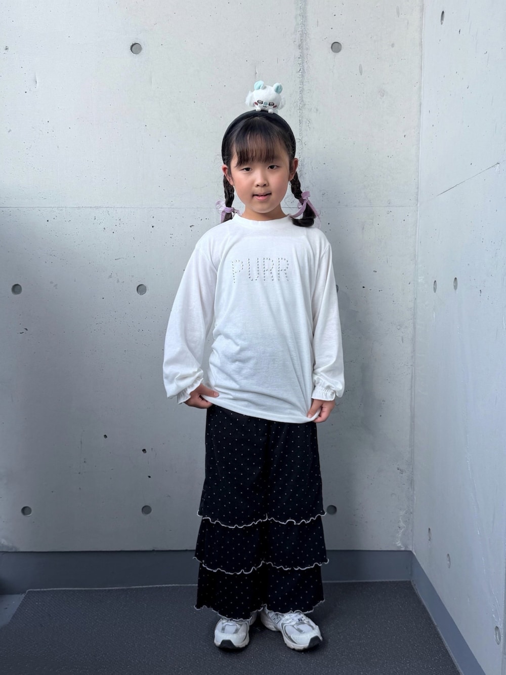 ホワイト系のスニーカー、ブラック系のその他パンツ、ホワイト系のTシャツ/カットソーを着用したキッズの秋コーディネートの3枚目の写真