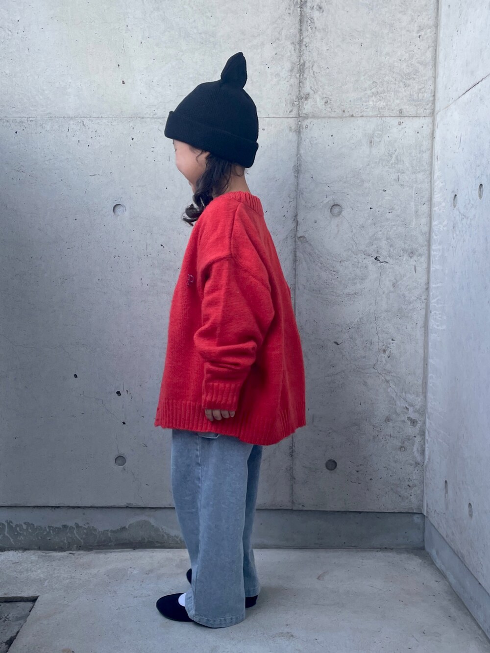 「秋っぽコーデ更新中、カーディガン、ニット、ニット帽、デニムパンツ、バレエシューズ、キッズファッション、秋コーデ、カジュアルコーデ、デニム、ロンT、ロゴT」｜「LOWRYS FARMのリボンニットワッチ　143693（ニットキャップ/ビーニー、ブラック系）」を使った、ioooさん（キッズ・110cm）の秋コーディネートの2枚目の写真