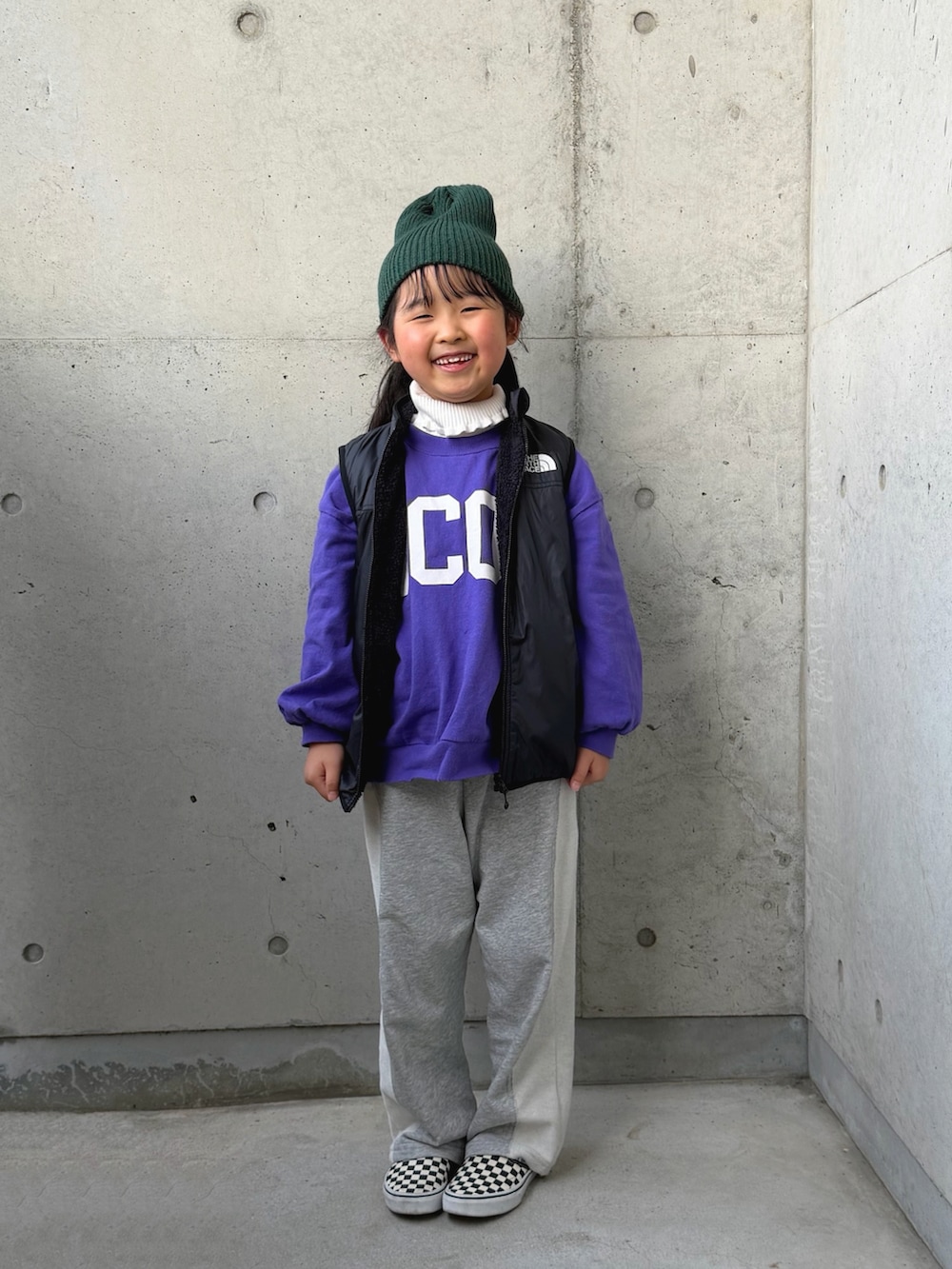 パープル系のTシャツ/カットソー、グレー系のスウェットパンツ、ブラック系のベストを着用したキッズの冬コーディネートの5枚目の写真