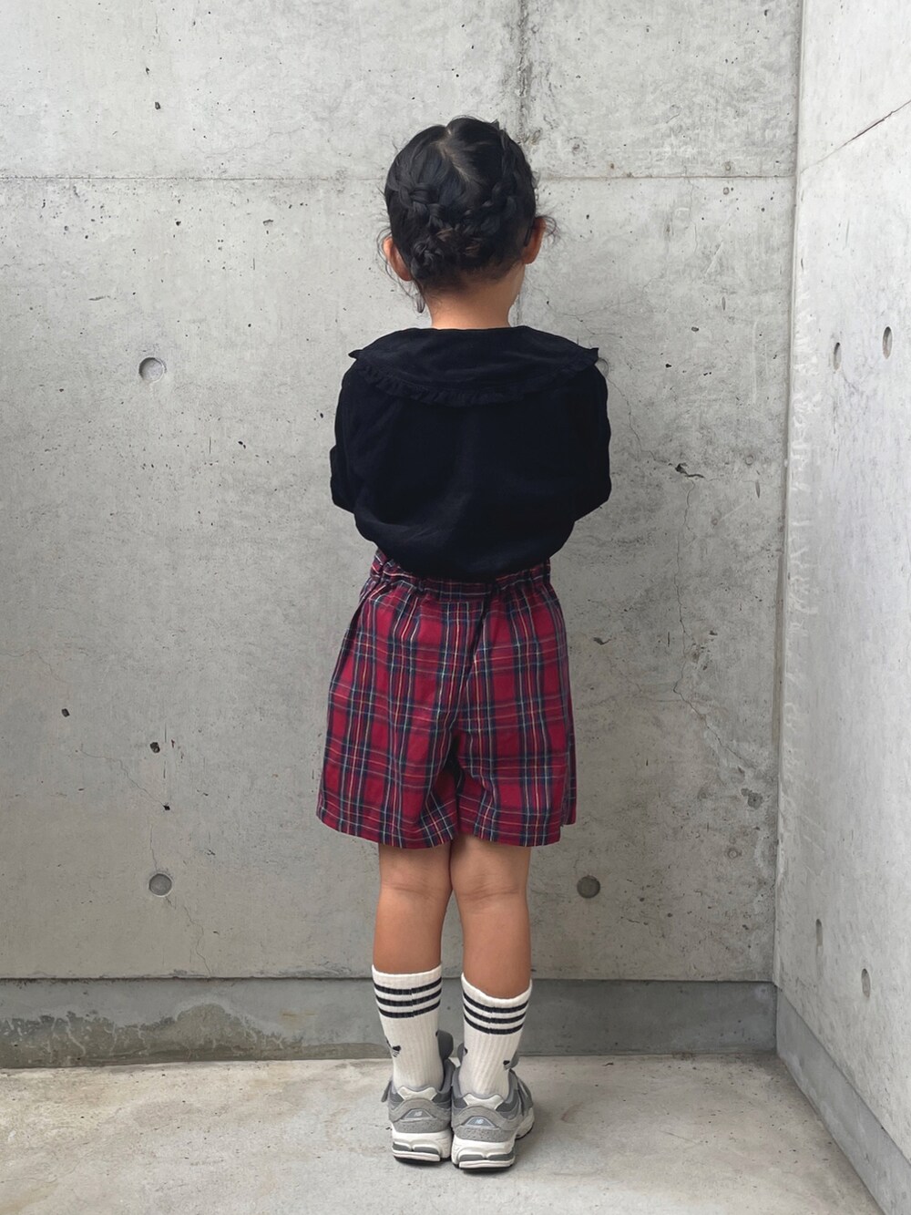 グレー系のスニーカー、ブラック系のトップス、ブルー系のデニムジャケットを着用したキッズの秋コーディネートの5枚目の写真