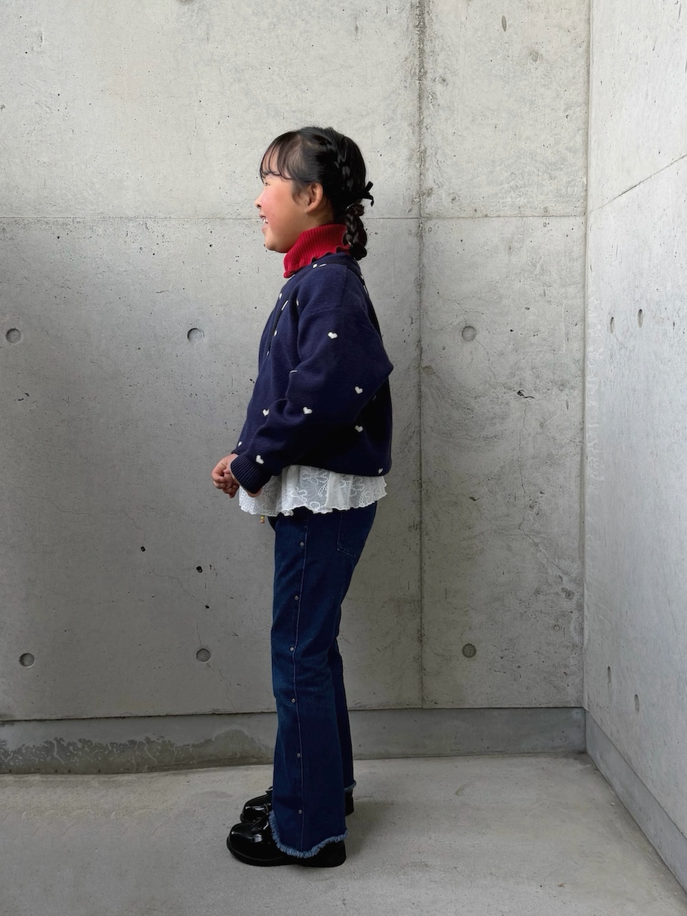 ブラック系のショルダーバッグ、ブルー系のニット/セーター、レッド系のニット/セーターを着用したキッズの冬コーディネートの4枚目の写真