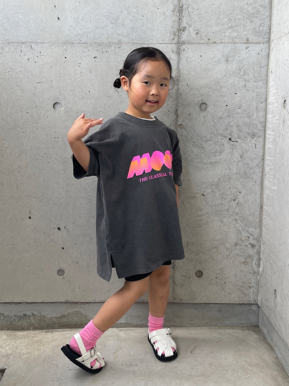 ホワイト系のサンダル、グレー系のTシャツ/カットソー、ブラック系のレギンス/スパッツを着用したキッズの春コーディネートの3枚目の写真