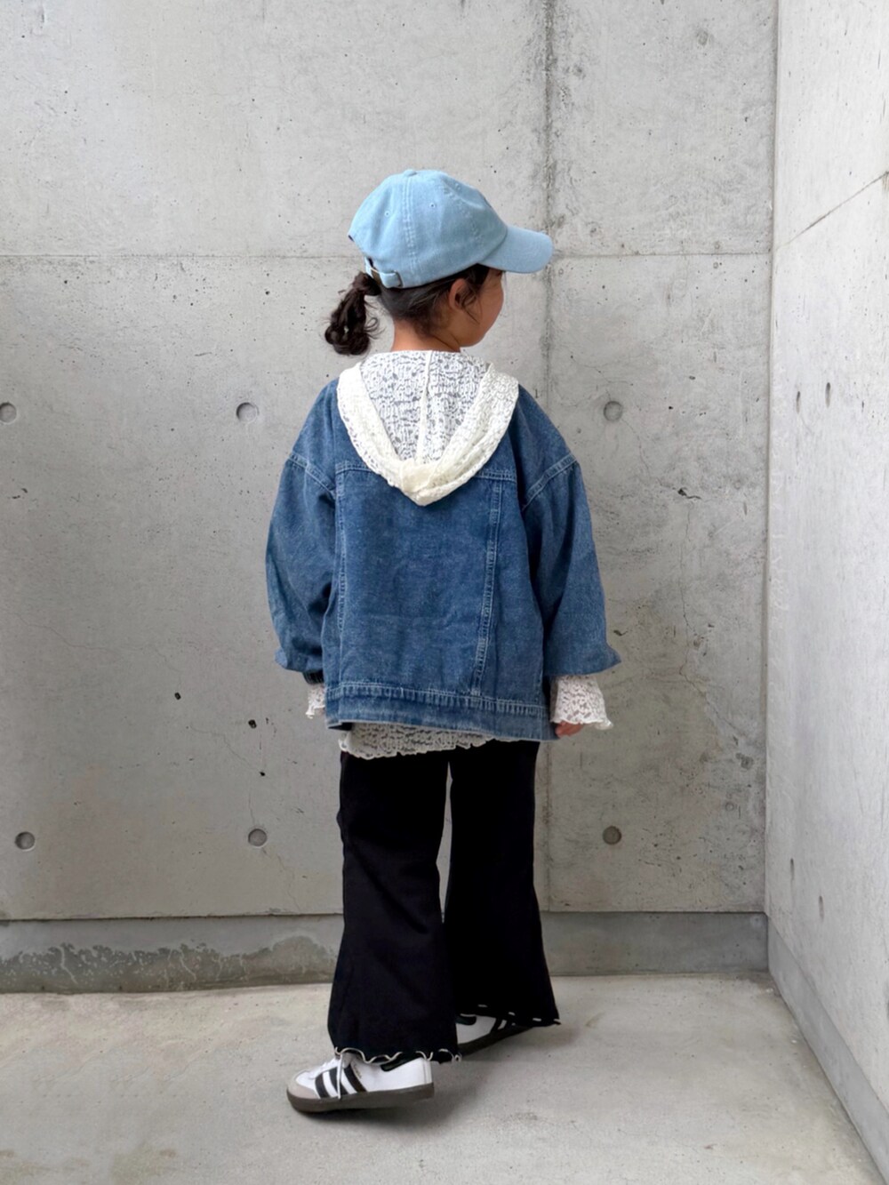 ホワイト系のTシャツ/カットソー、ブラック系のスウェットパンツ、ホワイト系のスニーカーを着用したキッズの秋コーディネートの3枚目の写真