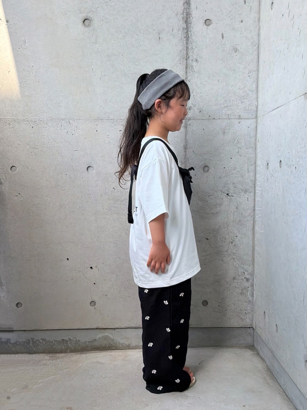 ホワイト系のTシャツ/カットソー、ブラック系のその他パンツ、ブラック系のボディバッグ/ウエストポーチを着用したキッズの春コーディネートの4枚目の写真