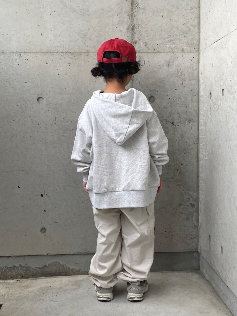 グレー系のスウェット、ホワイト系のカーゴパンツ、ホワイト系のTシャツ/カットソーを着用したキッズの秋コーディネートの3枚目の写真