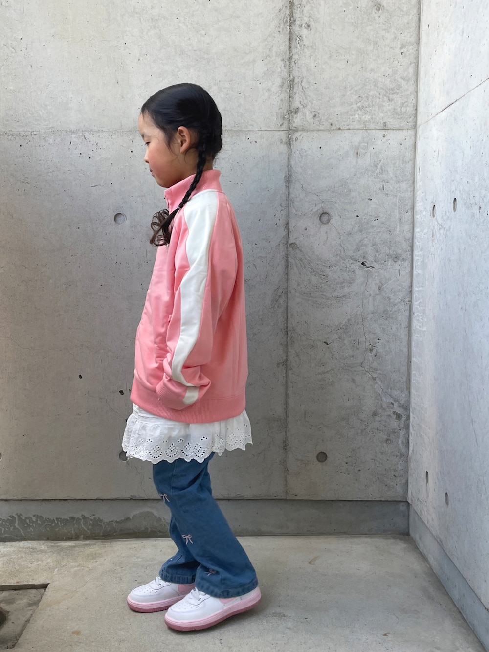 ピンク系のジャージ、ホワイト系のパンツ、ブルー系のパンツを着用したキッズの春コーディネートの3枚目の写真