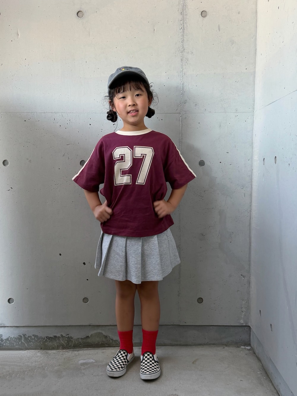 レッド系のTシャツ/カットソー、ブラック系のスリッポン、グレー系のスカートを着用したキッズの夏コーディネートの4枚目の写真