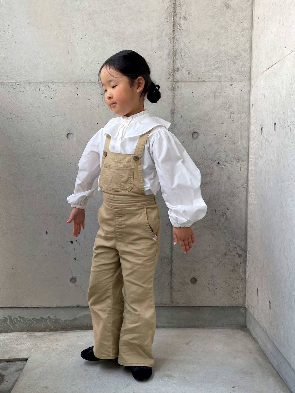 ブルー系のエコバッグ/サブバッグ、ベージュ系のサロペット/オーバーオール、ホワイト系のシャツ/ブラウスを着用したキッズの春コーディネートの4枚目の写真