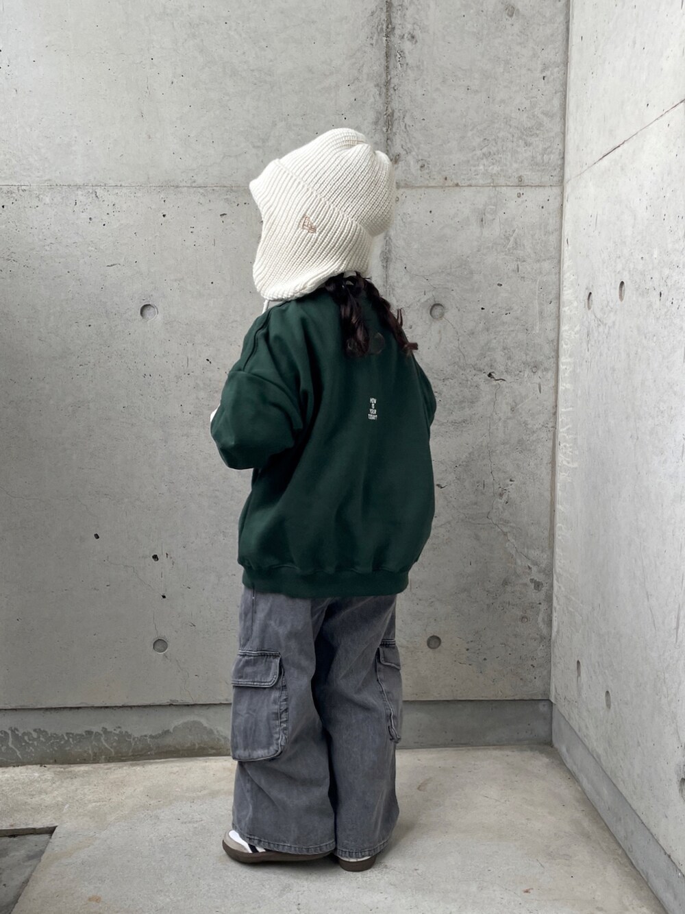 ブラック系のパンツ、ブラック系のダウンベスト、グリーン系のスウェットを着用したキッズの冬コーディネートの5枚目の写真