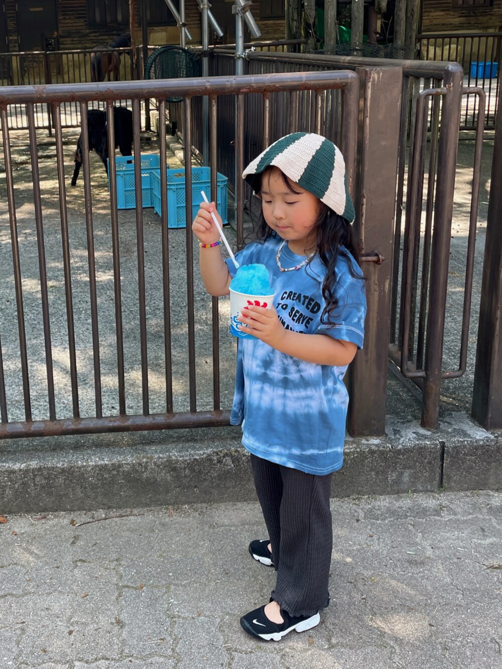 ブルー系のTシャツ/カットソー、グレー系のその他パンツ、ブラック系のサンダルを着用したキッズの夏コーディネートの5枚目の写真