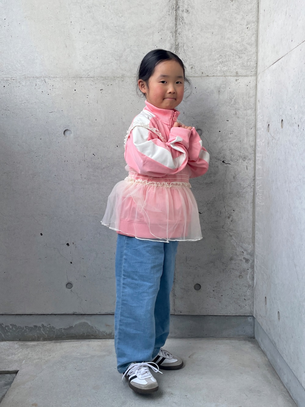 ピンク系のジャージ、ブラック系のTシャツ/カットソー、ホワイト系のスニーカーを着用したキッズの春コーディネートの4枚目の写真