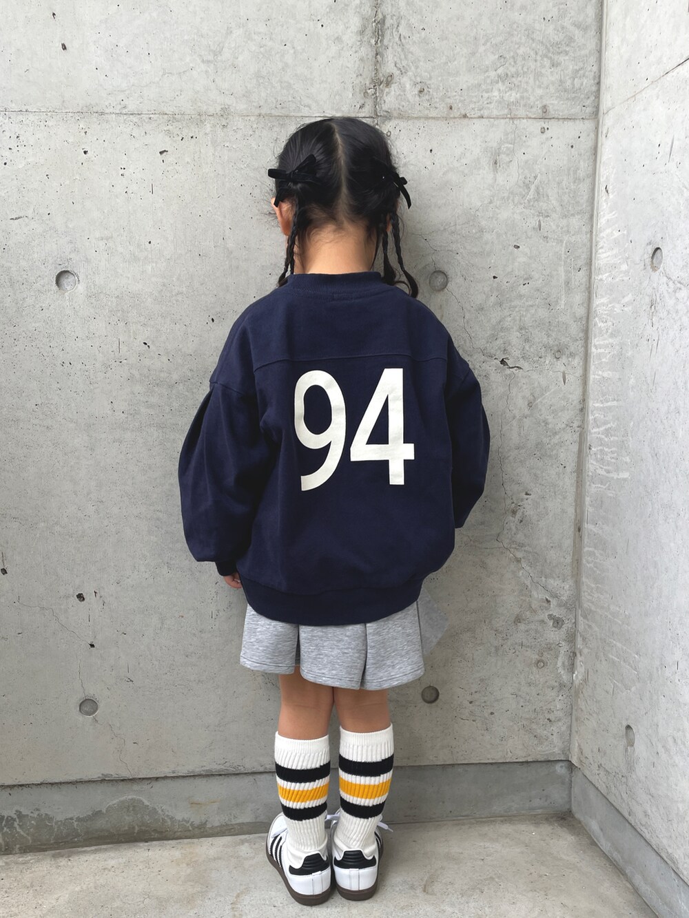 ブルー系のスウェット、ホワイト系のTシャツ/カットソー、グレー系のスカートを着用したキッズの春コーディネートの2枚目の写真