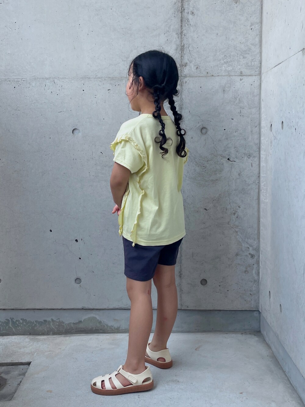 ベージュ系のTシャツ/カットソー、ホワイト系のサンダル、グレー系のその他パンツを着用したキッズの夏コーディネートの3枚目の写真