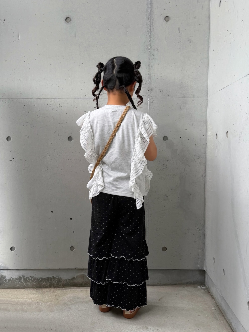 グレー系のTシャツ/カットソー、ブラック系のその他パンツ、ベージュ系のショルダーバッグを着用したキッズの夏コーディネートの4枚目の写真