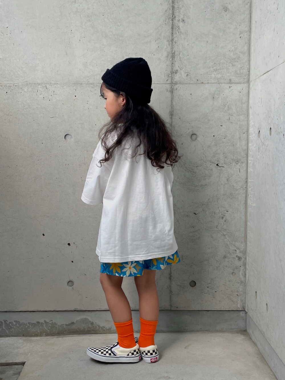 ブラック系のスリッポン、ホワイト系のTシャツ/カットソー、ブルー系のその他パンツを着用したキッズの夏コーディネートの5枚目の写真