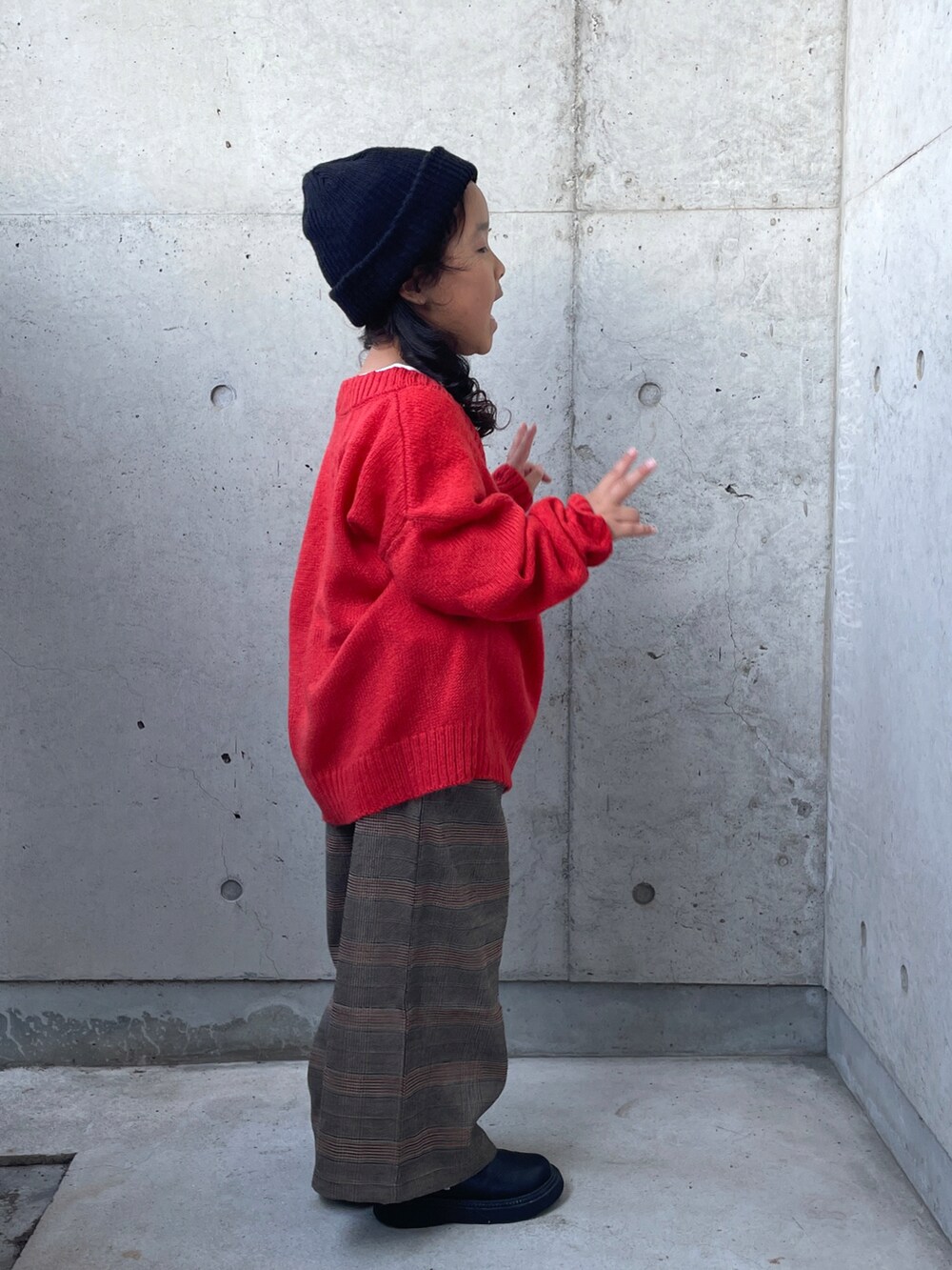 オレンジ系のカーディガン/ボレロ、ブラウン系のパンツ、ホワイト系のTシャツ/カットソーを着用したキッズの秋コーディネートの4枚目の写真