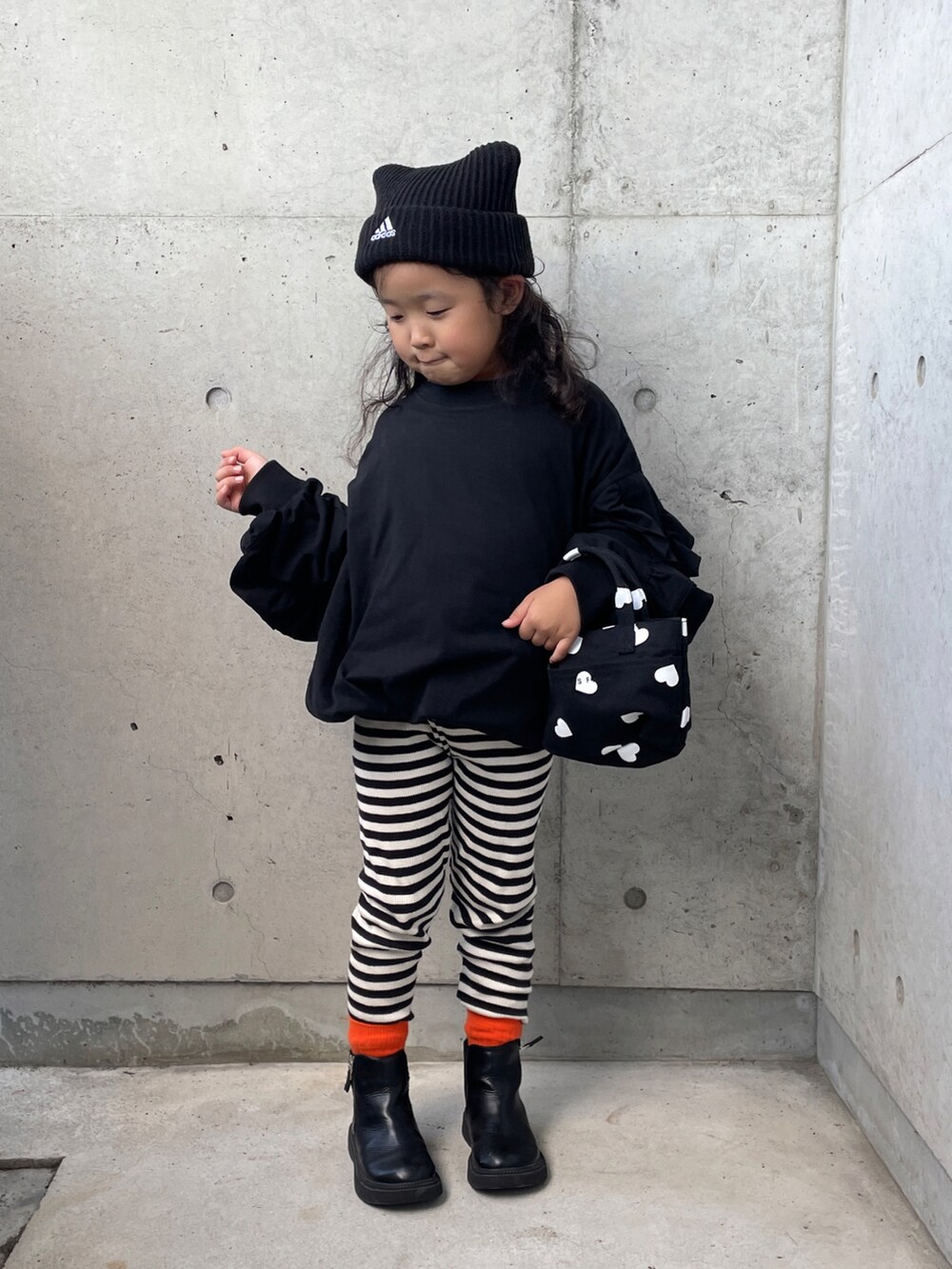「秋っぽコーデ更新中、ハロウィン、モノトーン、モノトーンコーデ、ブラックコーデ、差し色コーデ、ボーダー、ワンピース、キッズコーデ、キッズファッション、女の子」｜「LOWRYS FARMのＵＳＡソデフリルワンピース　148563（ワンピース、ブラック系）」を使った、ioooさん（キッズ・110cm）の秋コーディネートの5枚目の写真