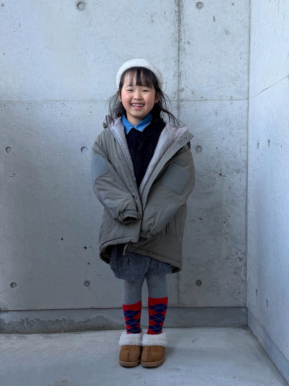 ブラック系のニット/セーター、ブルー系のシャツ/ブラウス、グレー系のその他パンツを着用したキッズの冬コーディネートの4枚目の写真