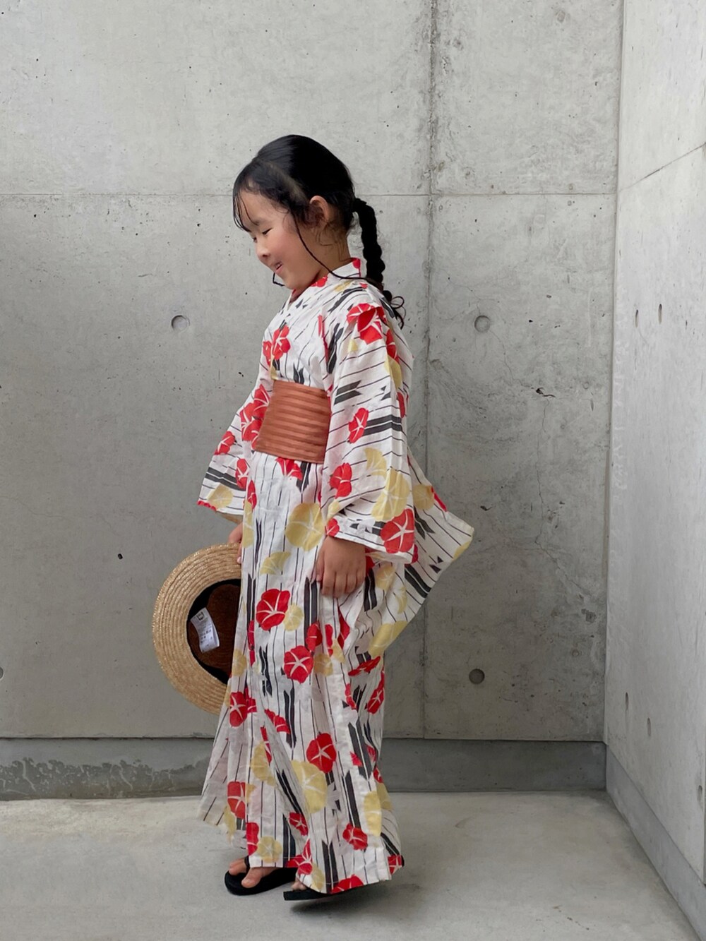 ブラック系のサンダル、ベージュ系のハット、ホワイト系の浴衣を着用したキッズの夏コーディネートの2枚目の写真