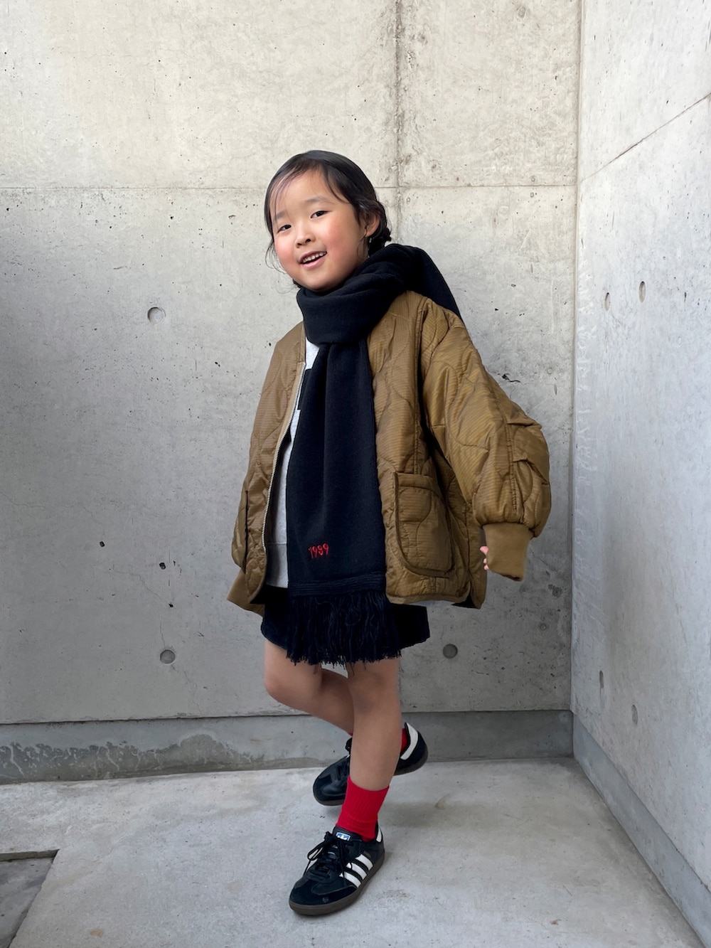 グレー系のスウェット、レッド系のTシャツ/カットソー、ブラック系のその他パンツを着用したキッズの冬コーディネートの4枚目の写真