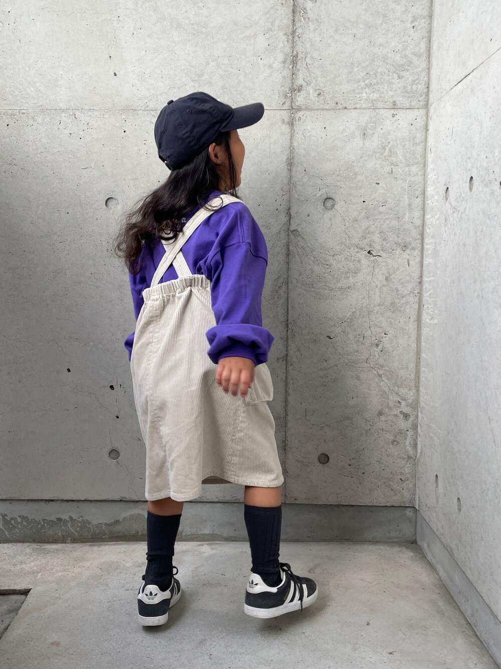 ホワイト系のオールインワン・サロペット、パープル系のTシャツ/カットソー、ブラック系のスニーカーを着用したキッズの秋コーディネートの5枚目の写真