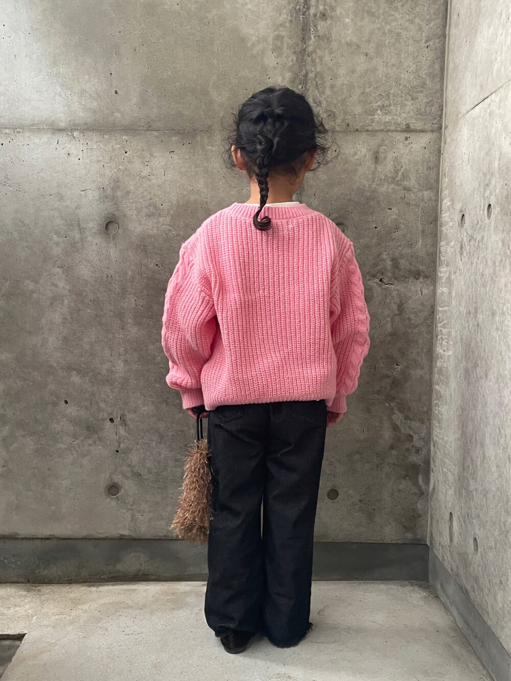 「ケーブルニット、レイヤードスタイル、デニムパンツ、バレエシューズ、キッズコーデ、キッズファッション、ショルダーバッグ」｜「しまむらのアイテム（ニット/セーター、ピンク系）」を使った、ioooさん（キッズ・110cm）の秋コーディネートの4枚目の写真