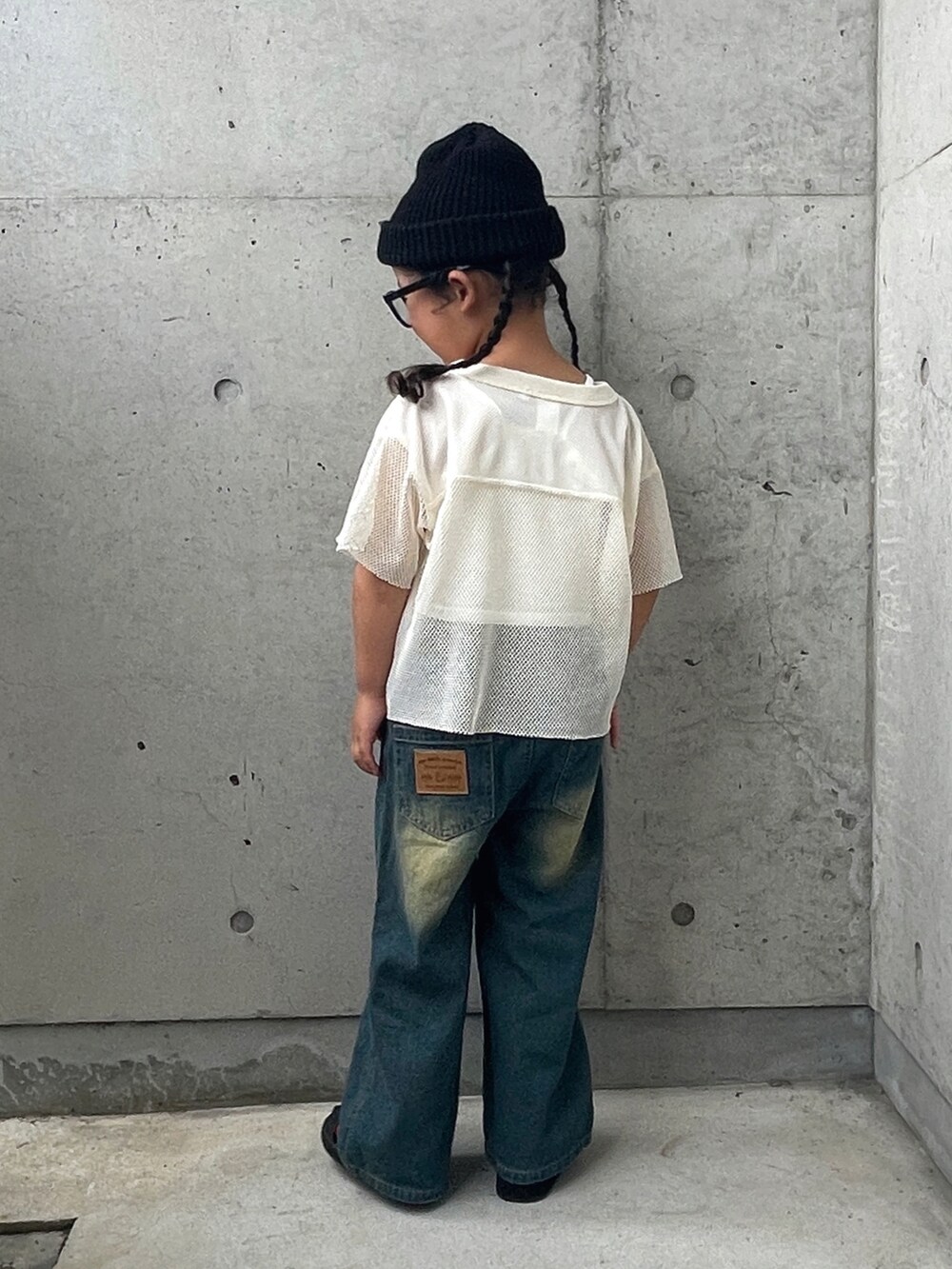 ホワイト系のTシャツ/カットソー、ホワイト系のキャミソール、ブルー系のパンツを着用したキッズの秋コーディネートの3枚目の写真